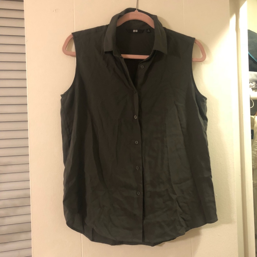 MUST GO 🥳 | Uniqlo Dark Olive Button Down Tank